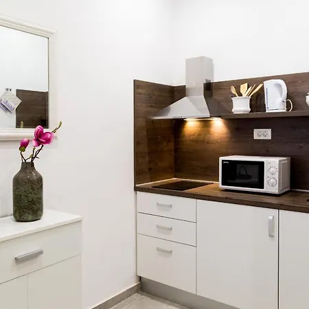 Niko 5 Min To Center 아파트